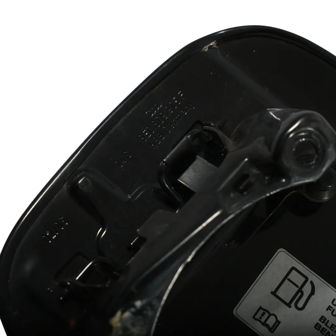 Coperchio Sportello Tappo Carburante Nero Phantom Z9Y per Audi A4 RS4 B7 con numero di parte 8E0809905F Audi A4 RS4 B7 Coperchio Sportello Tappo Carburante Nero Phantom Z9Y - SKU 8E0809905F-PHB - Numero di parte 8E0809905F