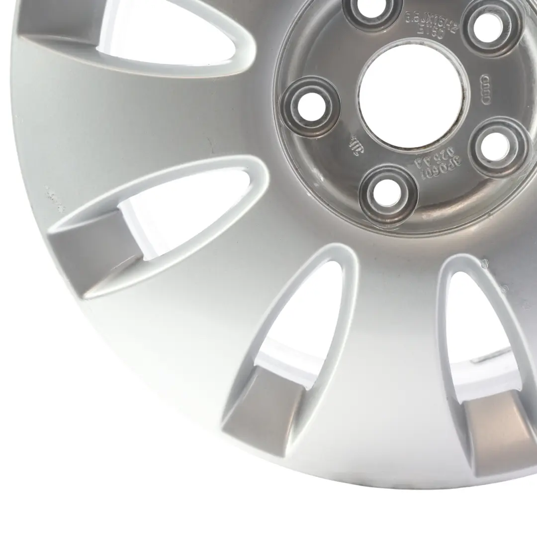 Cerchio In Lega 16" 6,5J ET:50 A 9 Razze per Audi A3 8P Silver con numero di parte 8P0601025AA Audi A3 8P Silver Cerchio In Lega 16" 6,5J ET:50 A 9 Razze - SKU 8P0601025AA-2 - Numero di parte 8P0601025AA