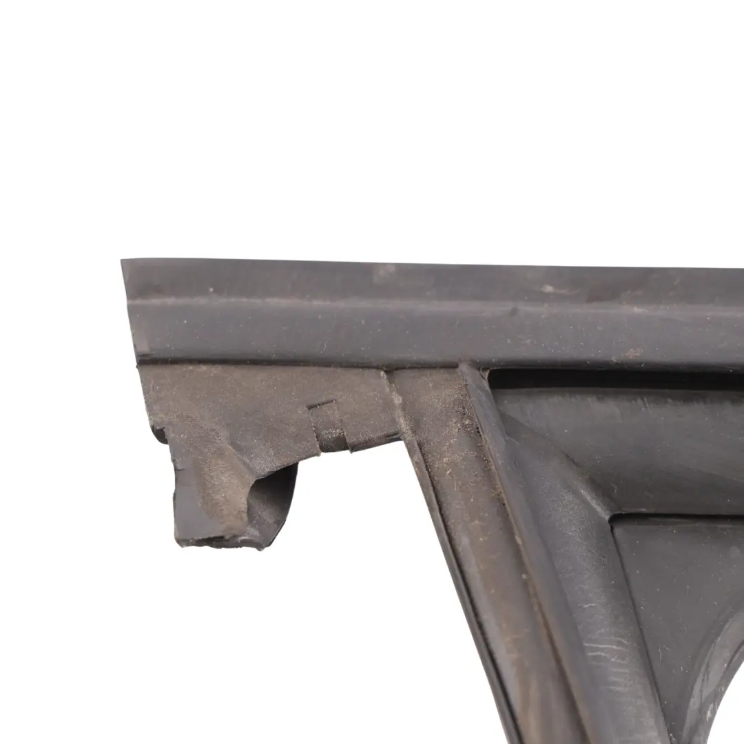 Uszczelka Ramki Szyby Drzwi Przednich Prawa do Audi Q5 8R o numerze 8R0837440F Audi Q5 8R Uszczelka Ramki Szyby Drzwi Przednich Prawa - SKU 8R0837440F - Numer Części 8R0837440F