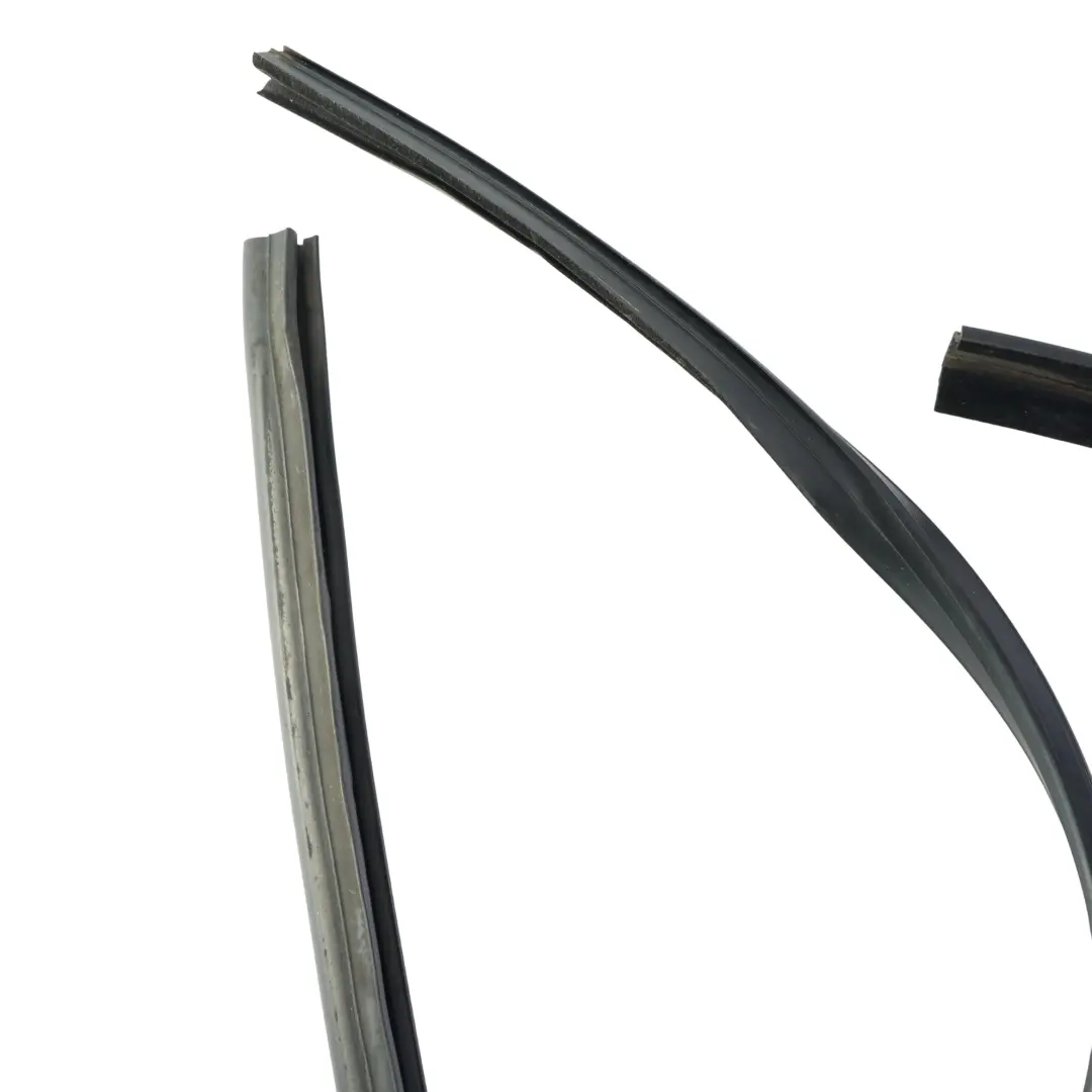 MK1 Junta Guía Ventana Puerta Trasera Derecha para Ford Kuga con número de pieza 8V41-S25824-A Ford Kuga MK1 Junta Guía Ventana Puerta Trasera Derecha - SKU 8V41-S25824-A - Número de pieza 8V41-S25824-A