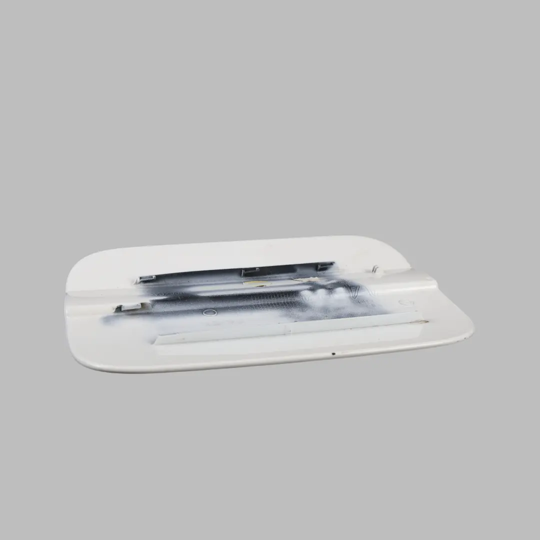 Sportello Tappo Bocchettone Carburante Bianco Ibis Y9C per Audi A4 B9 con numero di parte 8W0809907B Audi A4 B9 Sportello Tappo Bocchettone Carburante Bianco Ibis Y9C - SKU 8W0809907B-IWH - Numero di parte 8W0809907B