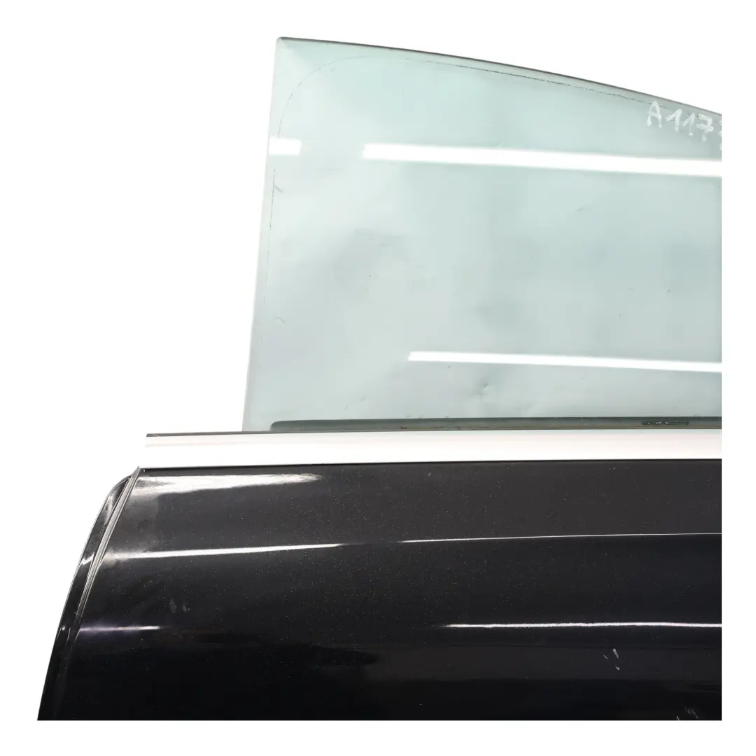 Puerta Trasera Izquierda Kosmos Black Negro Metallic - 191 para Mercedes CLA C117 con número de pieza A1177300105 Mercedes CLA C117 Puerta Trasera Izquierda Kosmos Black Negro Metallic - 191 - SKU A1177300105-KB - Número de pieza A1177300105