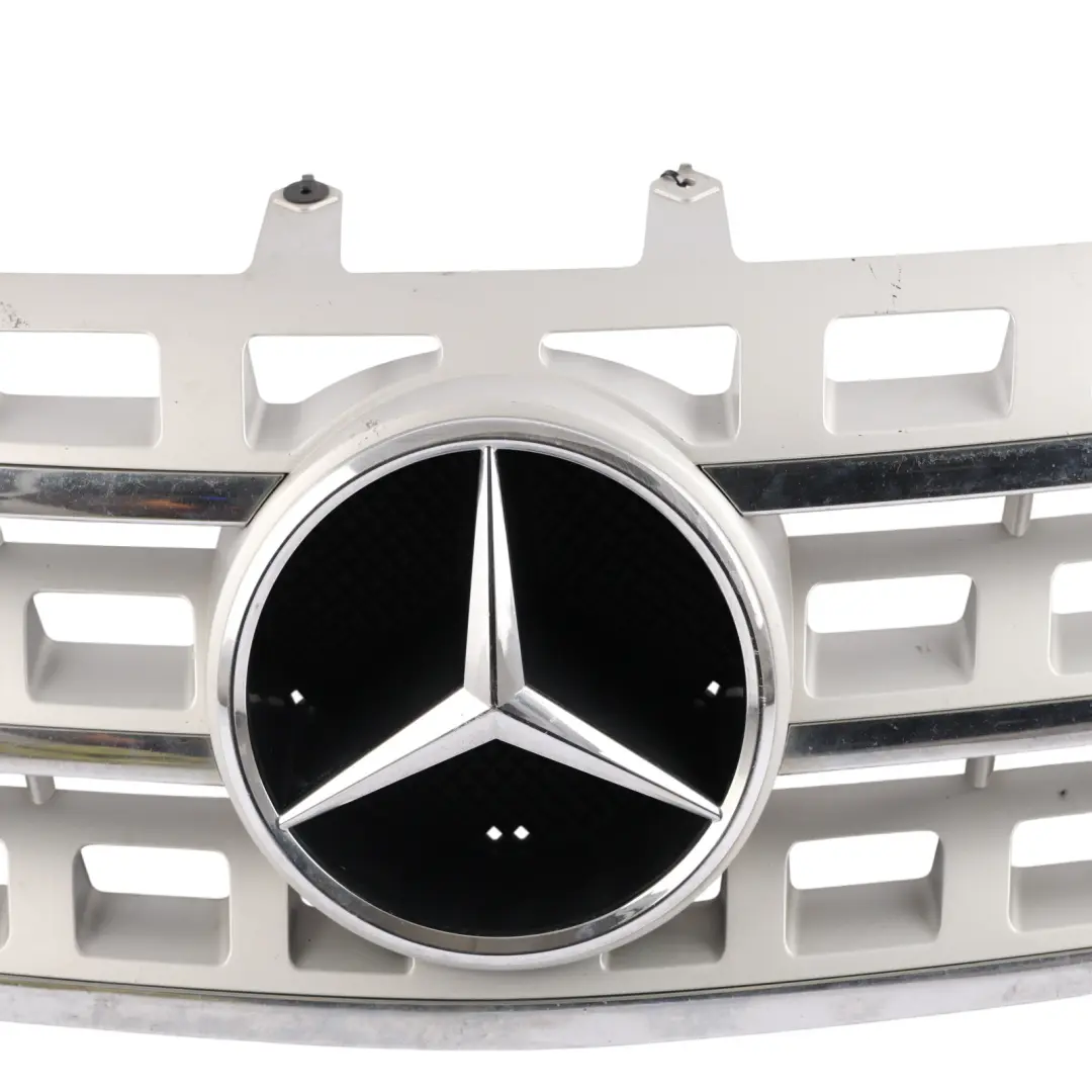 Parrilla Delantera Parachoques Aluminio Mate Plata para Mercedes ML W164 con número de pieza A1648801985 Mercedes ML W164 Parrilla Delantera Parachoques Aluminio Mate Plata - SKU A1648801985 - Número de pieza A1648801985