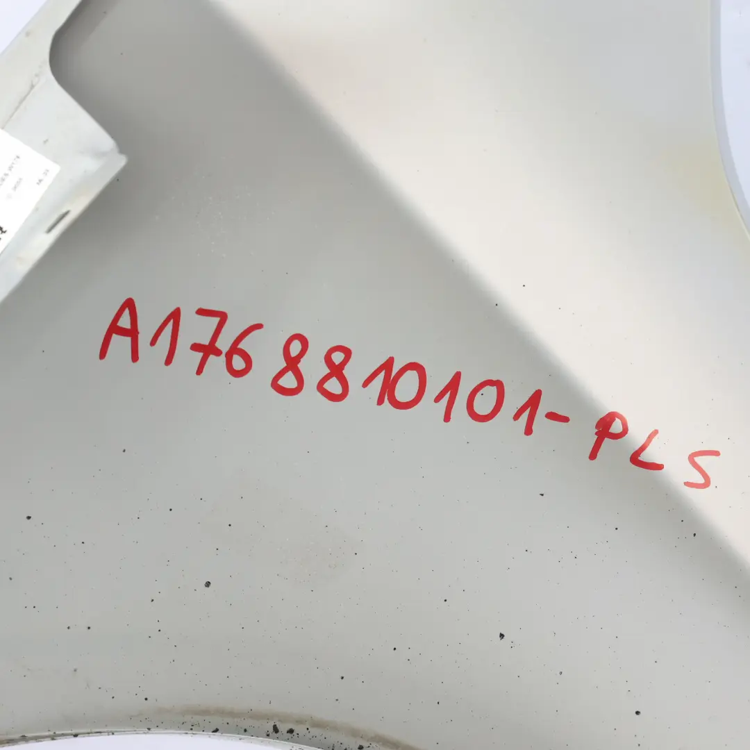 Kotflügelverkleidung vorne links Seitenverkleidung Polar Silber für Mercedes W176 mit Teilenummer A1768810101 Mercedes W176 Kotflügelverkleidung vorne links Seitenverkleidung Polar Silber - SKU A1768810101-PLS - Teilenummer A1768810101