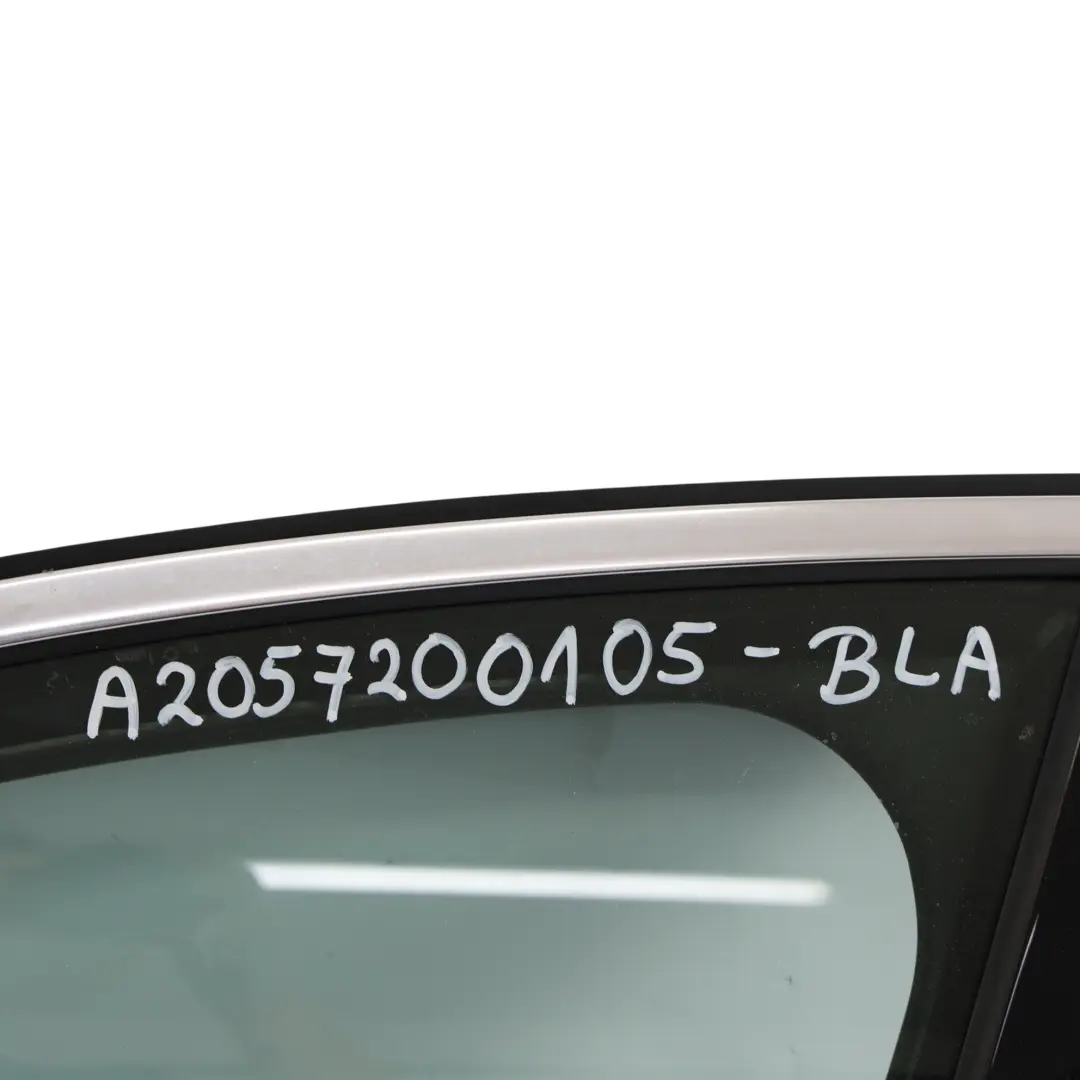 Mercedes W205 Panel Cobertura Puerta Delantera Izquierda Negro - 040 - SKU A2057200105-BLA - Número de pieza A2057200105