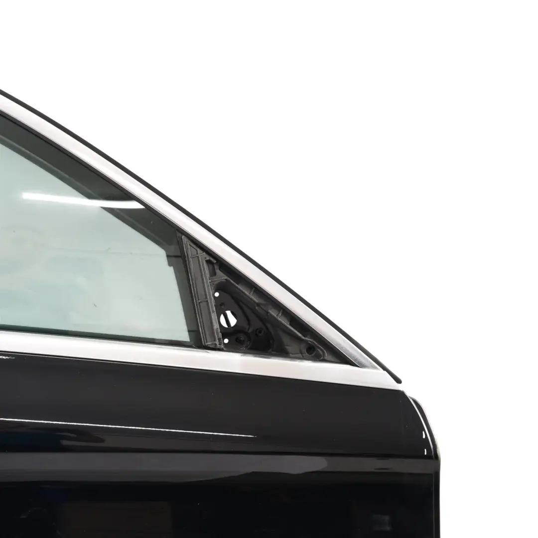 Pannello Copertura Porta Anteriore Destro Nero - 040 per Mercedes W205 con numero di parte A2057200205 Mercedes W205 Pannello Copertura Porta Anteriore Destro Nero - 040 - SKU A2057200205-BLA - Numero di parte A2057200205