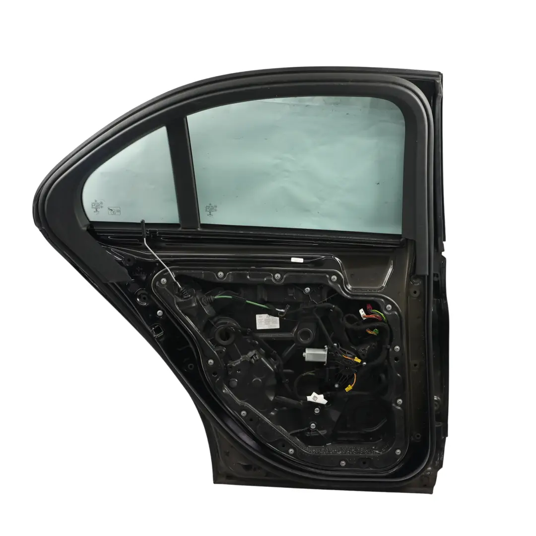 Drzwi Tylne Lewe Lewy Tył Czarne - 040 do Mercedes W205 Sedan o numerze A2057300105 Mercedes W205 Sedan Drzwi Tylne Lewe Lewy Tył Czarne - 040 - SKU A2057300105-BLA - Numer Części A2057300105