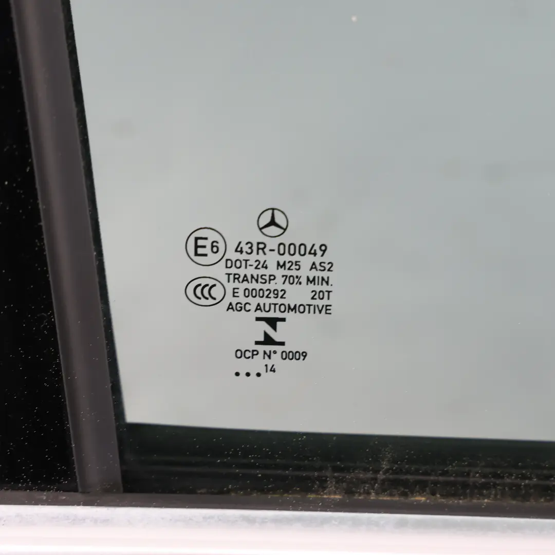 Tür Hinten Rechts Schwarz - 040 für Mercedes W205 mit Teilenummer A2057300205 Mercedes W205 Tür Hinten Rechts Schwarz - 040 - SKU A2057300205-BLA - Teilenummer A2057300205