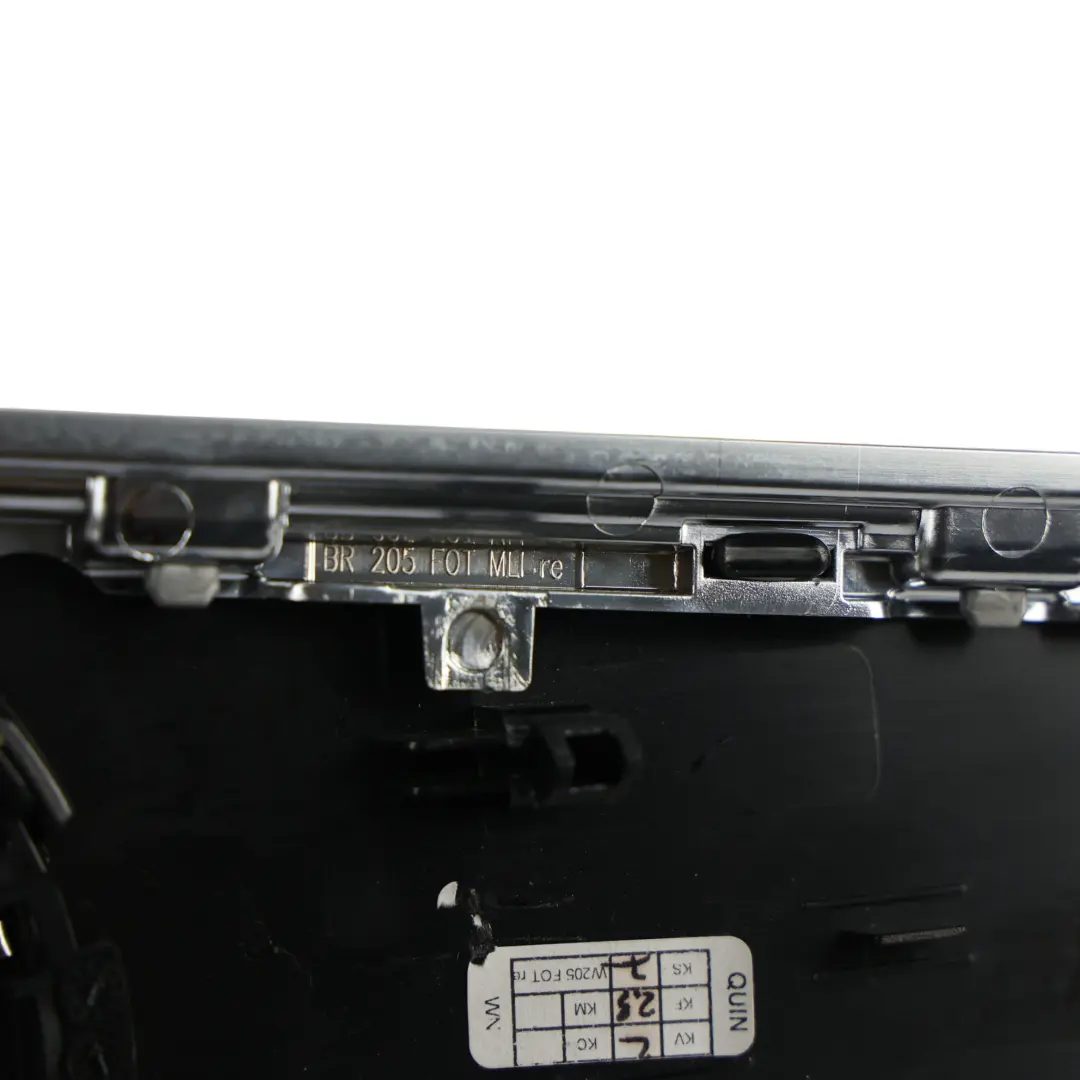 Panel Moldura Puerta Burmester Nogal Trasero Derecho para Mercedes W205 con número de pieza A2057304422 Mercedes W205 Panel Moldura Puerta Burmester Nogal Trasero Derecho - SKU A2057304422 - Número de pieza A2057304422