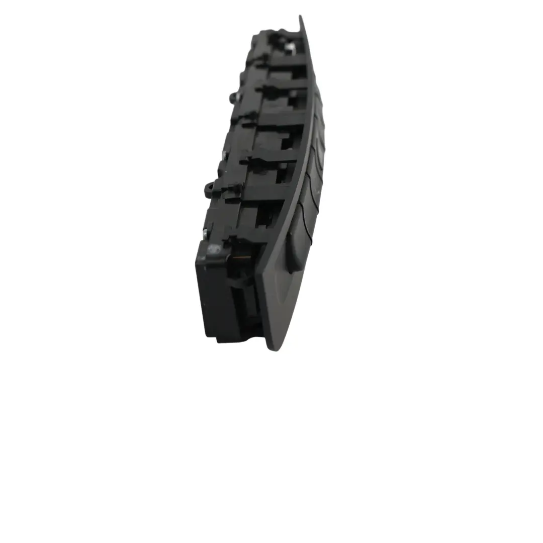 Interrupteur Feux Détresse Console Centrale pour Mercedes C117 à propos du numéro de pièce A2469053302 Mercedes C117 Interrupteur Feux Détresse Console Centrale - SKU A2469053302 - Numéro de pièce A2469053302