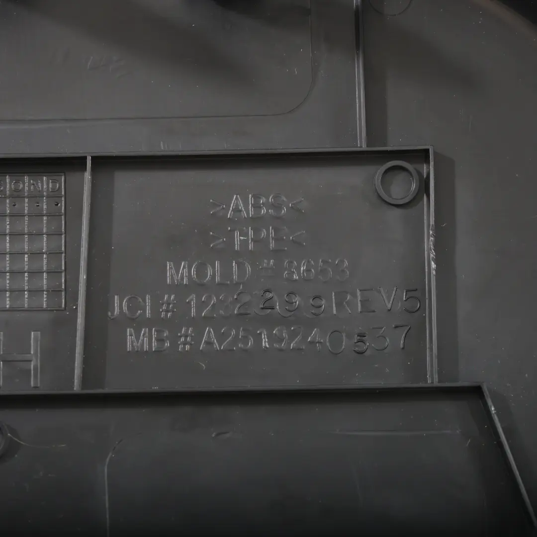 Tylna Prawa Osłona Panelu Fotela Lewego do Mercedes W251 o numerze A2519240537 Mercedes W251 Tylna Prawa Osłona Panelu Fotela Lewego - SKU A2519240537 - Numer Części A2519240537
