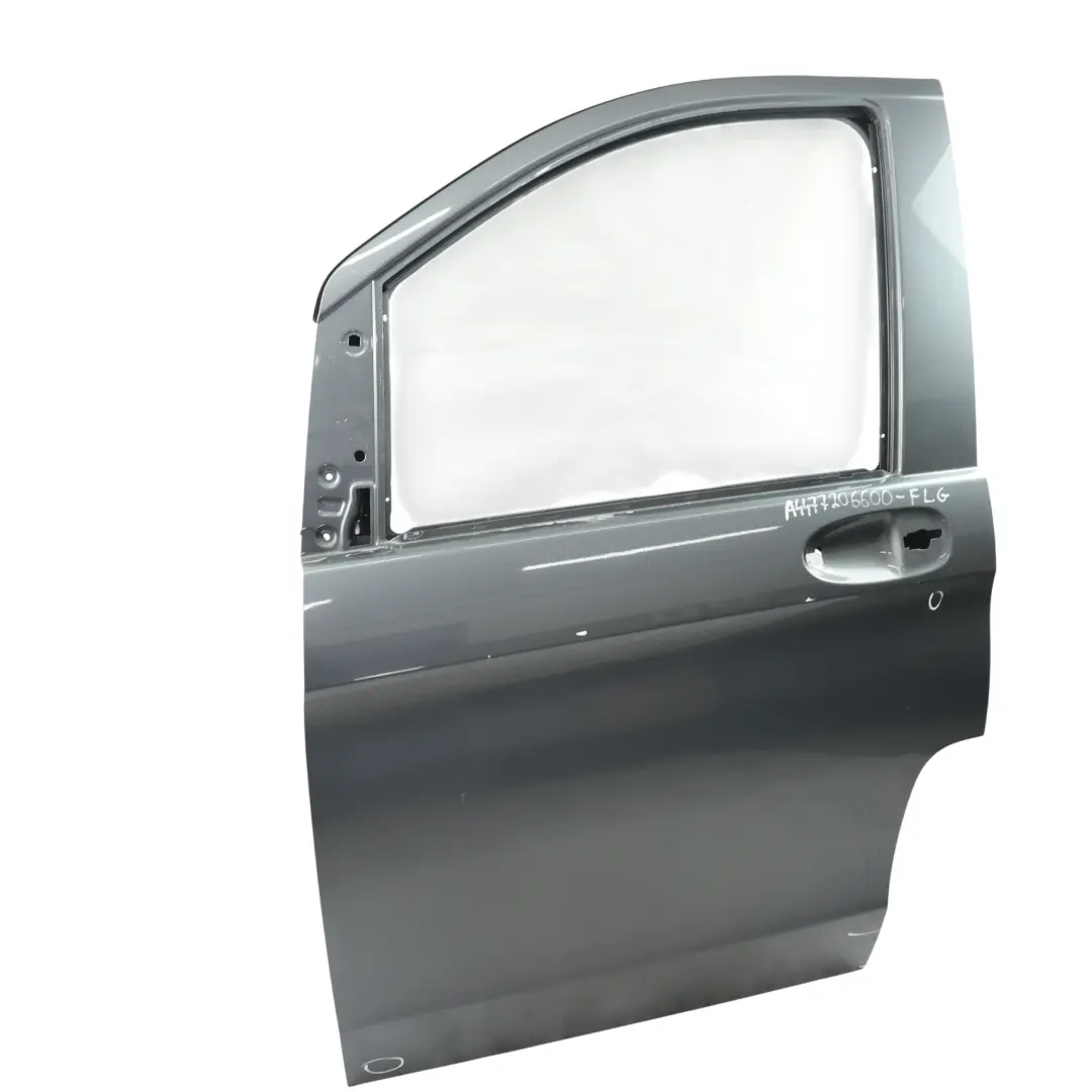 Porta Anteriore Sinistra Grigio Flint Metallizzato 368 per Mercedes Vito W447 con numero di parte A4477206600 Mercedes Vito W447 Porta Anteriore Sinistra Grigio Flint Metallizzato 368 - SKU A4477206600-FLG - Numero di parte A4477206600