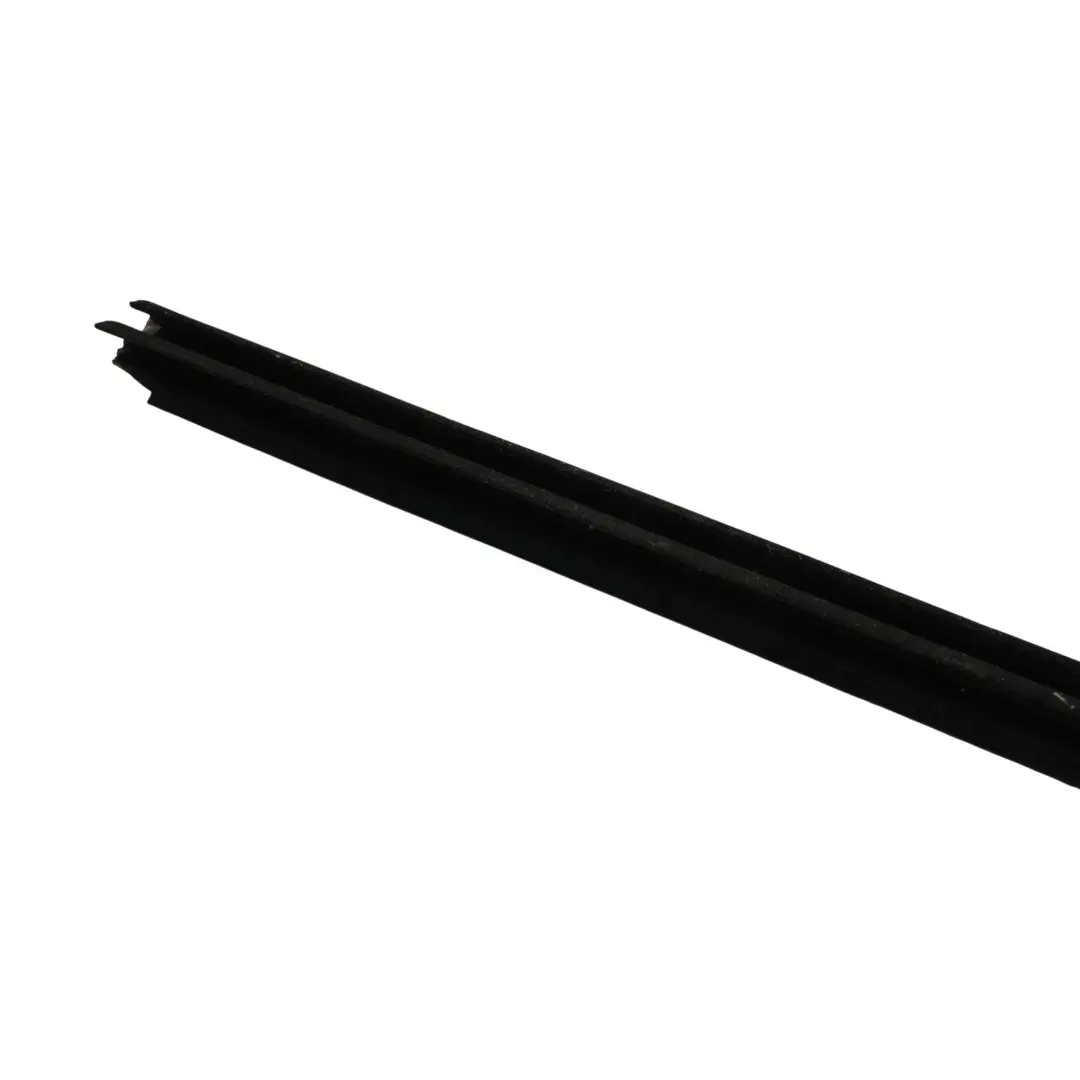 Joint Fenêtre Porte Arrière Droite pour Land Rover Discovery L319 à propos du numéro de pièce CGE500220 Land Rover Discovery L319 Joint Fenêtre Porte Arrière Droite - SKU CGE500220 - Numéro de pièce CGE500220