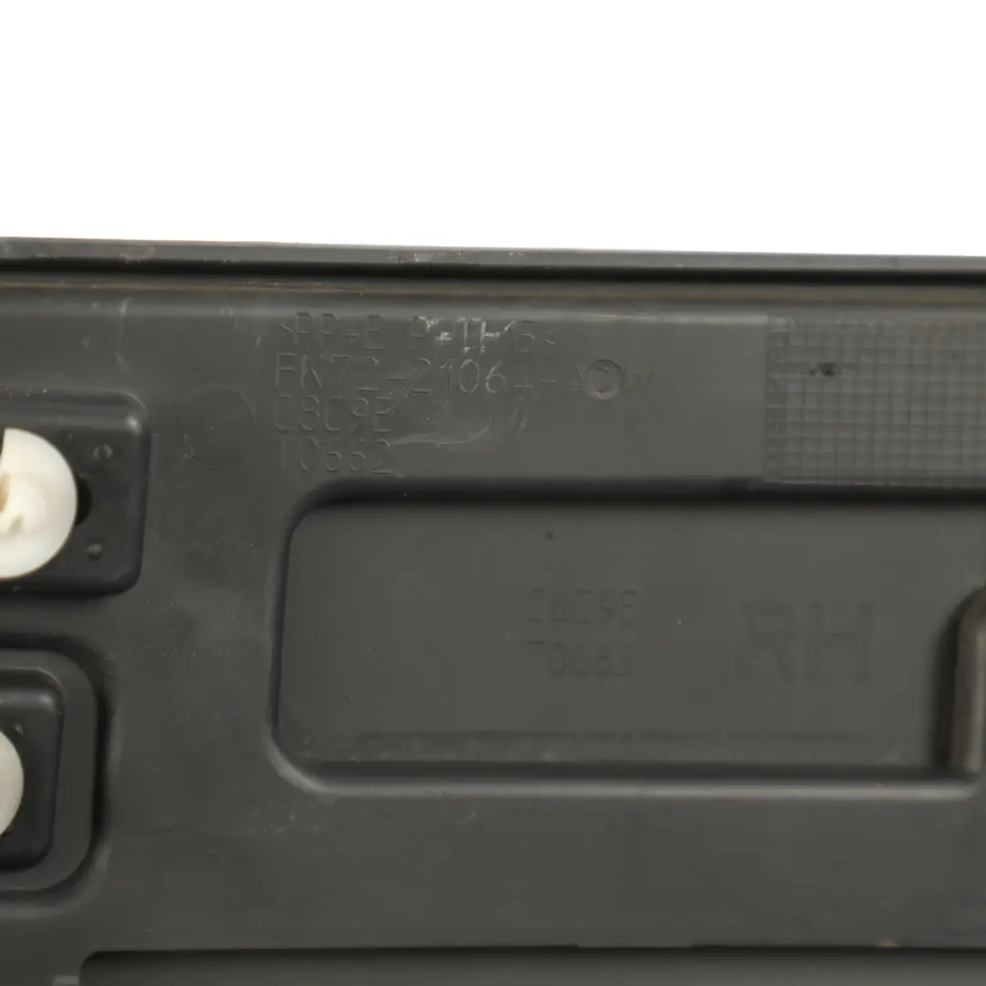 Moldura Puerta Lateral Trasera Derecha para Land Rover Discovery L550 con número de pieza FK72-21064-ACW Land Rover Discovery L550 Moldura Puerta Lateral Trasera Derecha - SKU FK72-21064-ACW - Número de pieza FK72-21064-ACW