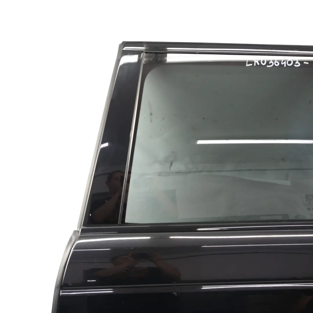 Panel Cobertura Puerta Trasera Izquierda Negro Santorini para Range Rover L405 con número de pieza LR036403 Range Rover L405 Panel Cobertura Puerta Trasera Izquierda Negro Santorini - SKU LR036403-SAB - Número de pieza LR036403