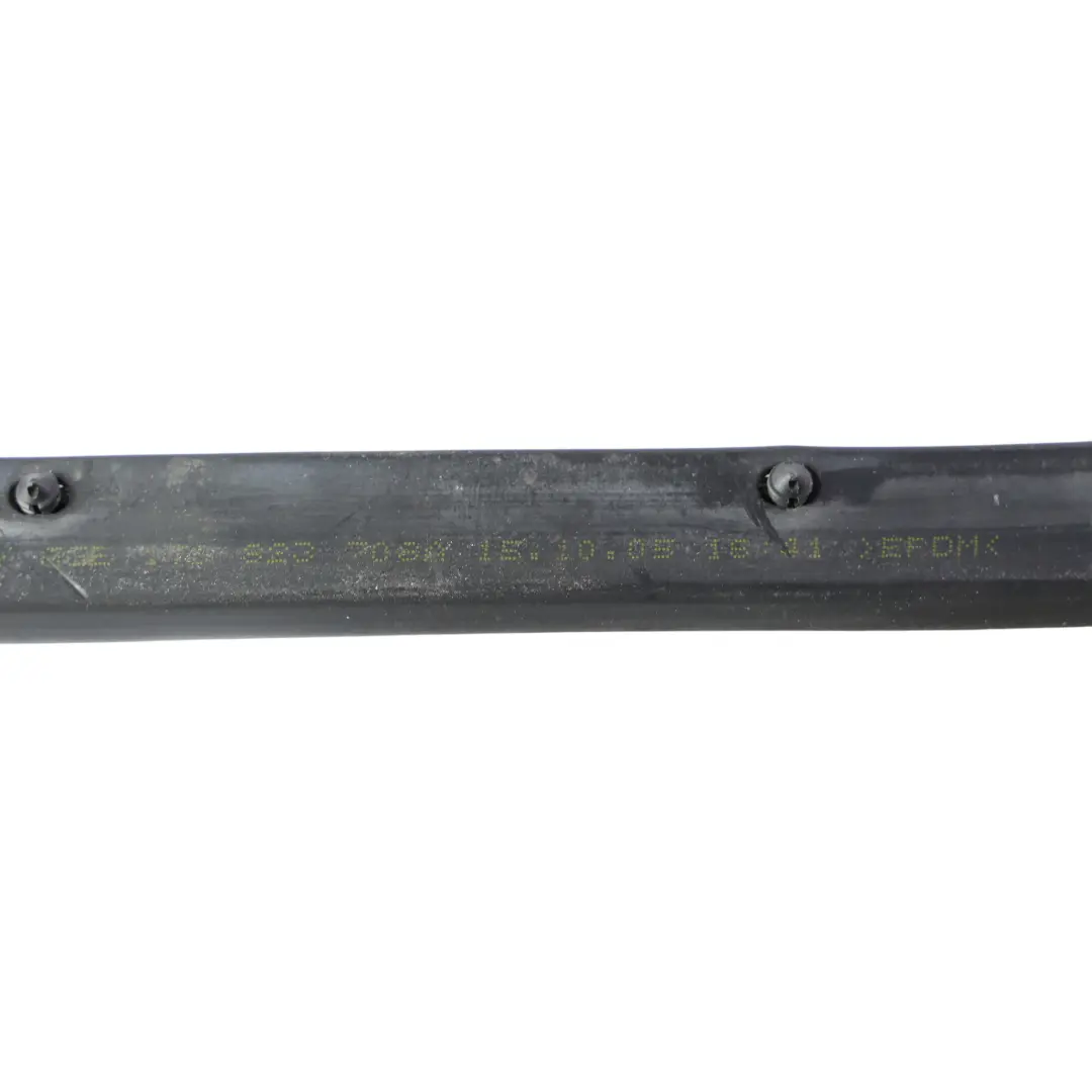 2K Uszczelka Maski Prawa do Volkswagen Caddy o numerze 1T0823708A Volkswagen Caddy 2K Uszczelka Maski Prawa - SKU 1T0823708A - Numer Części 1T0823708A