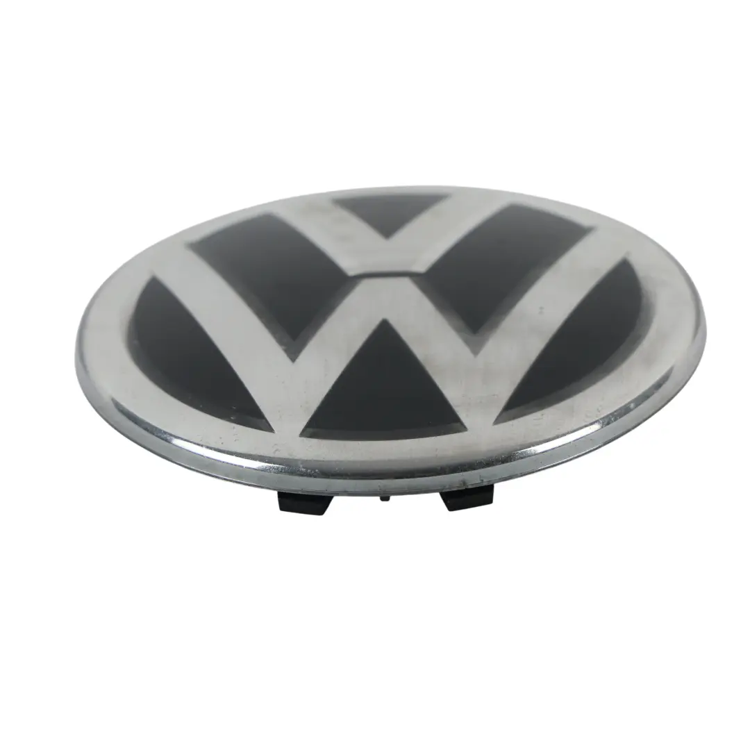 2K Emblemat Logo Przedni Maska do Volkswagen Caddy Maxi o numerze 2K5853601A Volkswagen Caddy Maxi 2K Emblemat Logo Przedni Maska - SKU 2K5853601A - Numer Części 2K5853601A