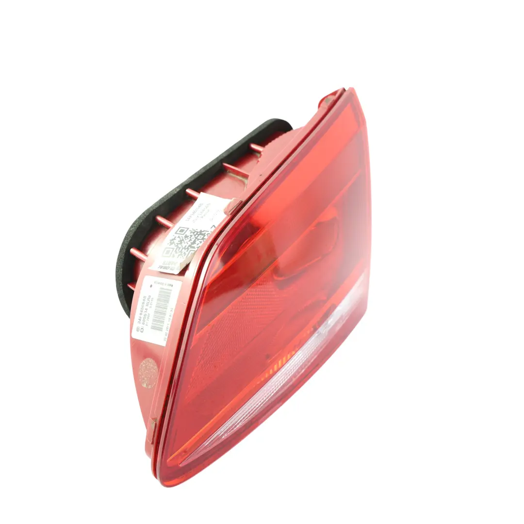 Lampa Tylna Klapy Wewnętrzna Prawo do Volkswagen Passat B7 Kombi o numerze 3AF945094B Volkswagen Passat B7 Kombi Lampa Tylna Klapy Wewnętrzna Prawo - SKU 3AF945094B - Numer Części 3AF945094B