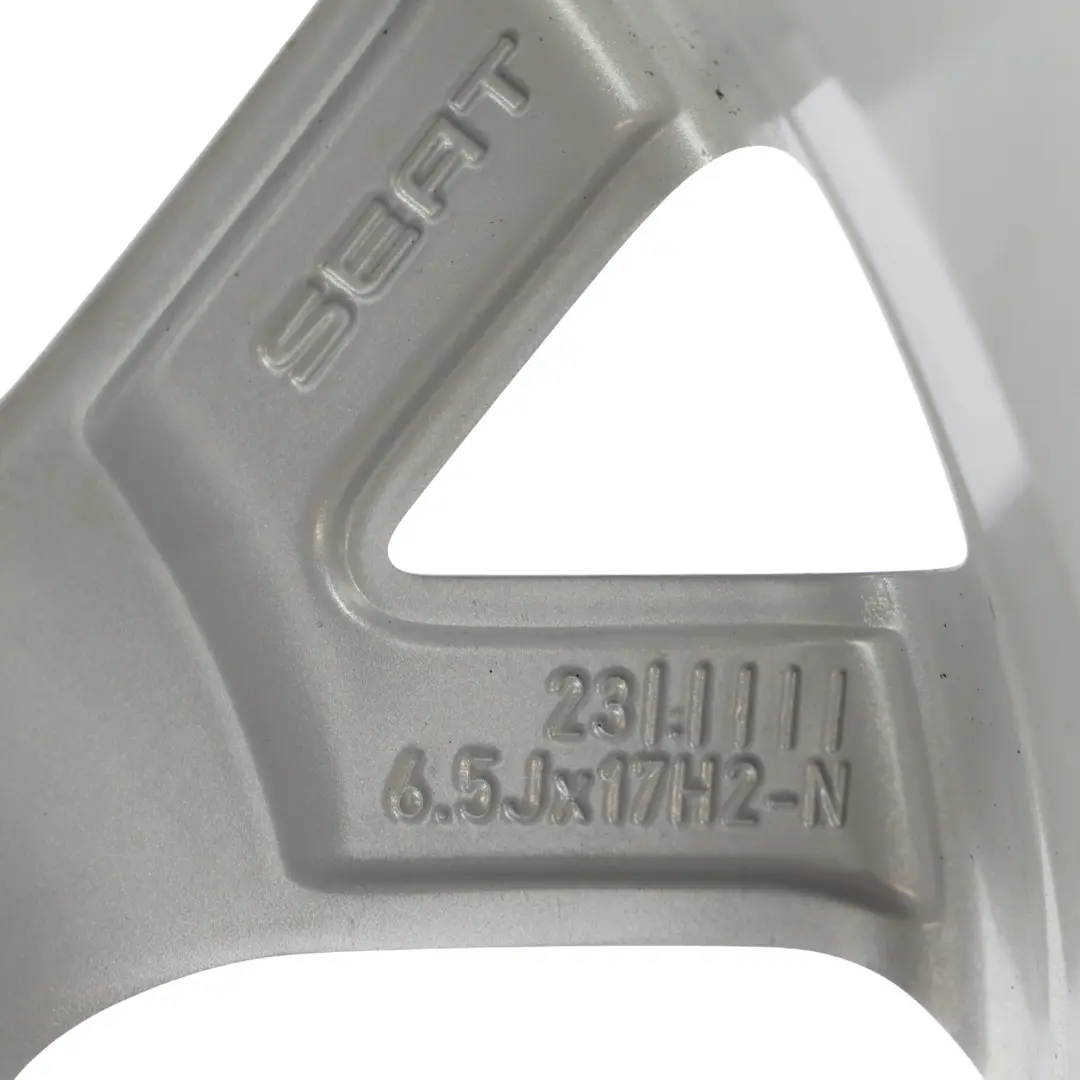 Srebrna Felga Aluminiowa 17" 6.5J ET:48 do Seat Arona FR KJ7 o numerze 6F9601025H Seat Arona FR KJ7 Srebrna Felga Aluminiowa 17" 6.5J ET:48 - SKU 6F9601025H-1 - Numer Części 6F9601025H