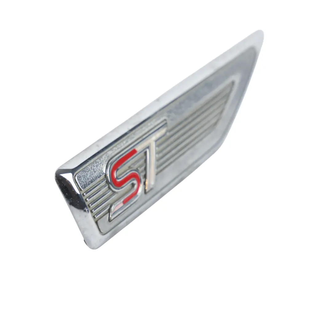 MK2 Badge Emblema Parafango Anteriore Sinistro 6M5Y-16098-AC per Ford Focus ST con numero di parte 6M5Y-16098-AC1 Ford Focus ST MK2 Badge Emblema Parafango Anteriore Sinistro 6M5Y-16098-AC - SKU 6M5Y-16098-AC1 - Numero di parte 6M5Y-16098-AC1