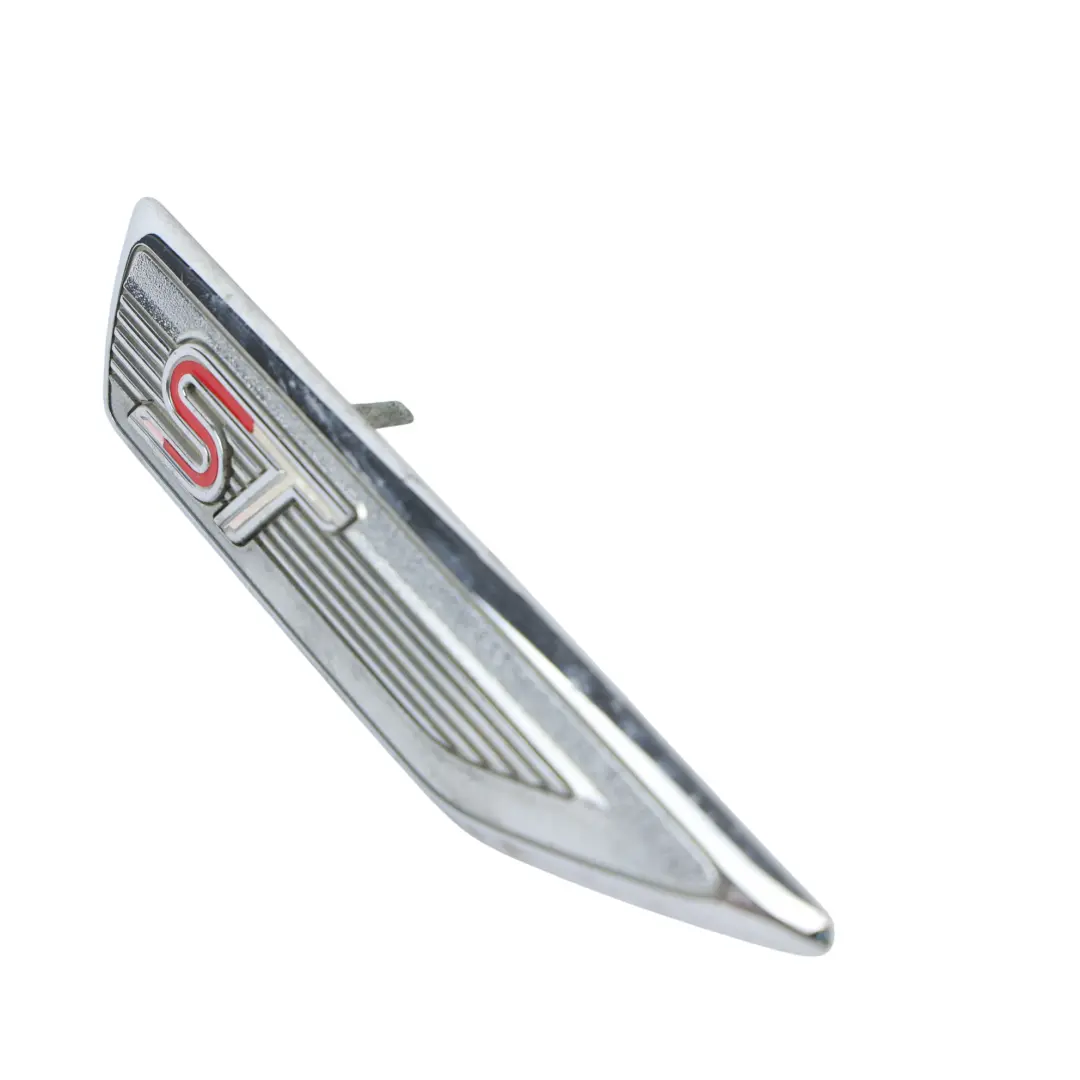 Ford Focus ST MK2 Kotflügel Emblem Abzeichen ST Vorne Links 6M5Y-16098-AC - SKU 6M5Y-16098-AC1 - Teilenummer 6M5Y-16098-AC1