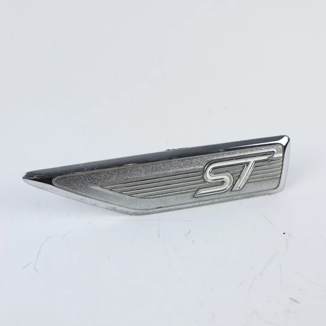 ST2 MK2 Insignia Guardabarros Delantero Izquierdo para Ford Focus con número de pieza 6M5Y-16098-BC1 Ford Focus ST2 MK2 Insignia Guardabarros Delantero Izquierdo - SKU 6M5Y-16098-BC - Número de pieza 6M5Y-16098-BC1