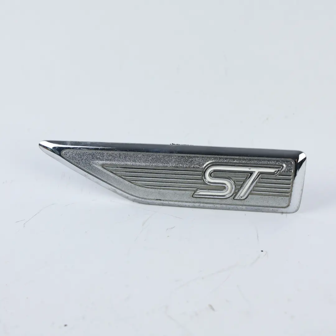 ST2 MK2 Badge Emblema Parafango Anteriore Sinistro per Ford Focus con numero di parte 6M5Y-16098-BC1 Ford Focus ST2 MK2 Badge Emblema Parafango Anteriore Sinistro - SKU 6M5Y-16098-BC - Numero di parte 6M5Y-16098-BC1