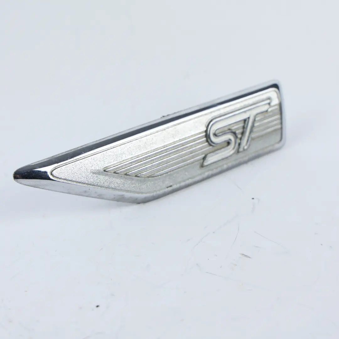 Ford Focus St2 Mk2 Emblemat Błotnika ST Przedni Lewy - SKU 6M5Y-16098-BC - Numer Części 6M5Y-16098-BC1