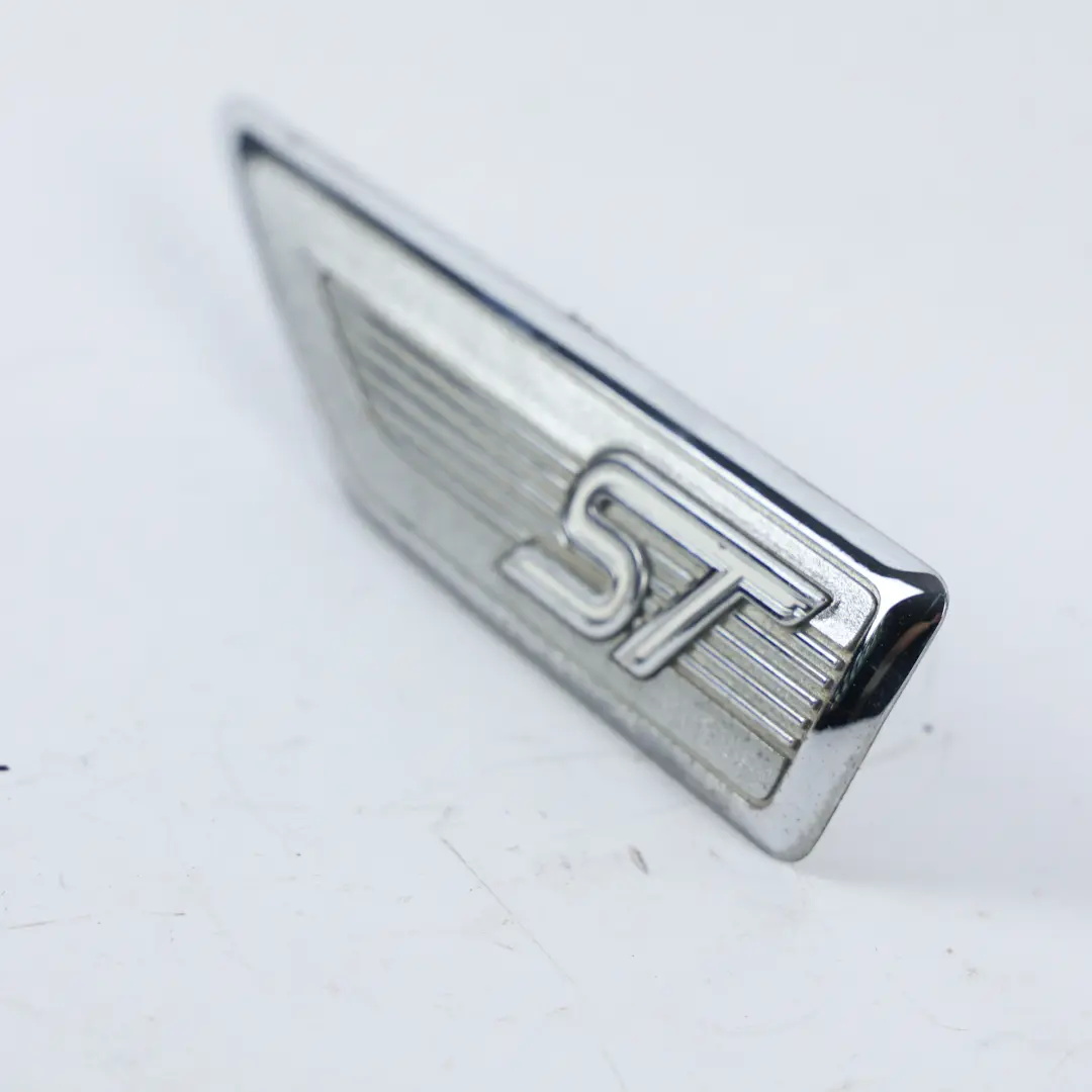 ST2 MK2 Badge Emblema Parafango Anteriore Sinistro per Ford Focus con numero di parte 6M5Y-16098-BC1 Ford Focus ST2 MK2 Badge Emblema Parafango Anteriore Sinistro - SKU 6M5Y-16098-BC - Numero di parte 6M5Y-16098-BC1