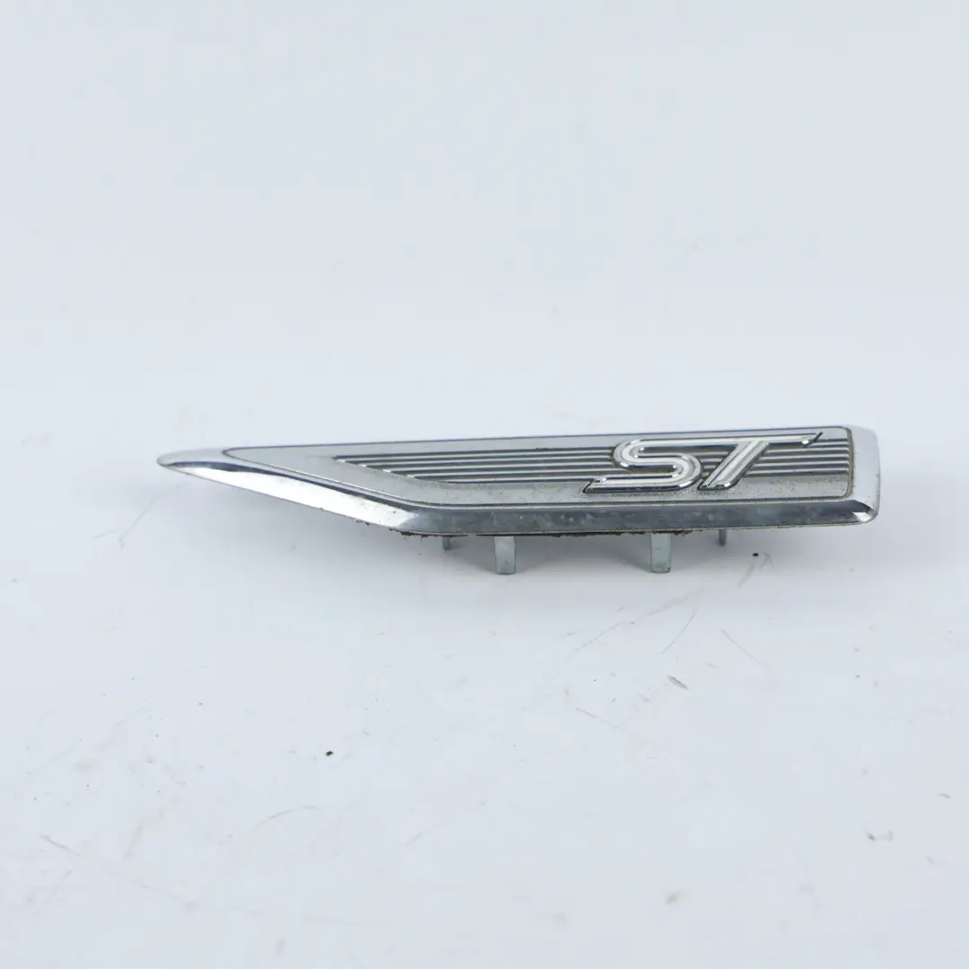 ST2 MK2 Badge Emblème Aile Avant Gauche pour Ford Focus à propos du numéro de pièce 6M5Y-16098-BC1 Ford Focus ST2 MK2 Badge Emblème Aile Avant Gauche - SKU 6M5Y-16098-BC - Numéro de pièce 6M5Y-16098-BC1