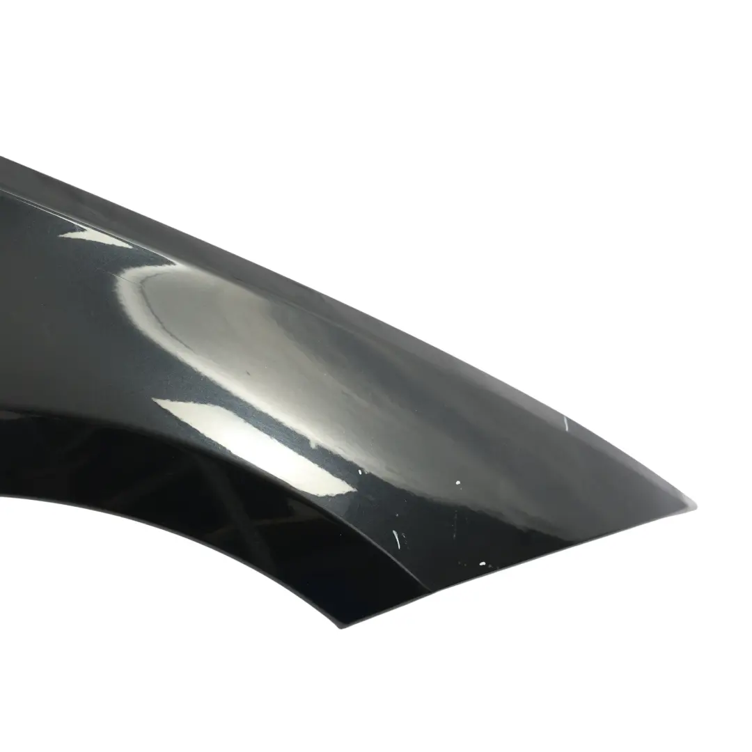 Pannello Laterale Parafango Anteriore Destra Nero Zaffiro - 475 per BMW E81 E87 con numero di parte 7133228 BMW E81 E87 Pannello Laterale Parafango Anteriore Destra Nero Zaffiro - 475 - SKU 7133228-BS2 - Numero di parte 7133228
