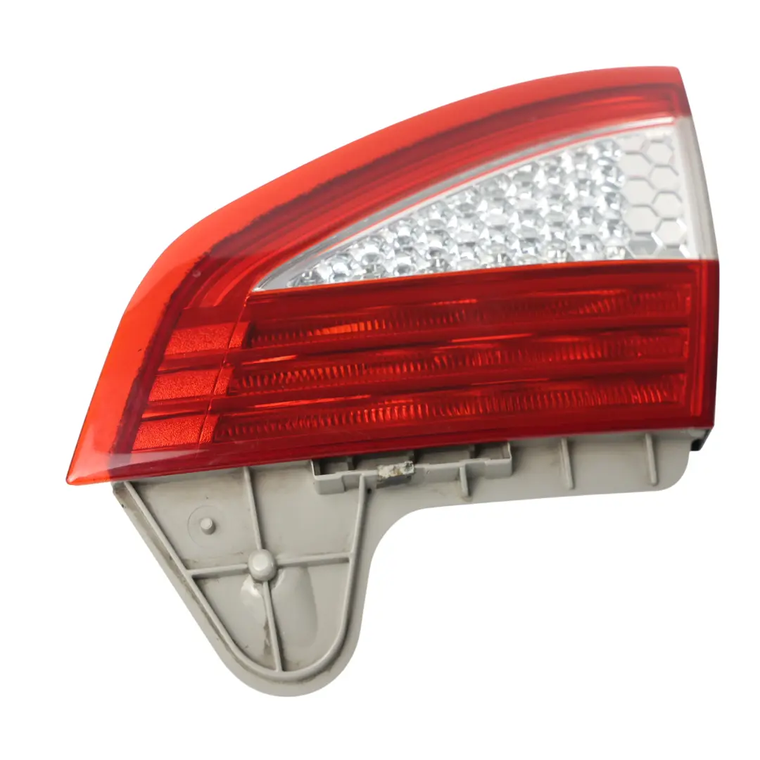 MK4 Luce Lampada Portellone Posteriore Destra per Ford Mondeo con numero di parte 7S71-13A602-A Ford Mondeo MK4 Luce Lampada Portellone Posteriore Destra - SKU 7S71-13A602-A - Numero di parte 7S71-13A602-A