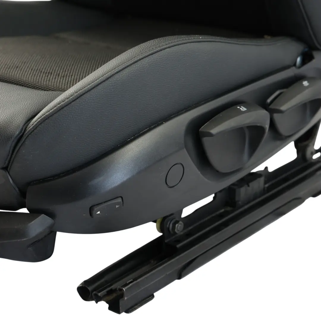 Fotel Sport Lewy Przód Materiał Flashpoint Czarny do BMW E87 o numerze 8039533 BMW E87 Fotel Sport Lewy Przód Materiał Flashpoint Czarny - SKU 8039533-3 - Numer Części 8039533