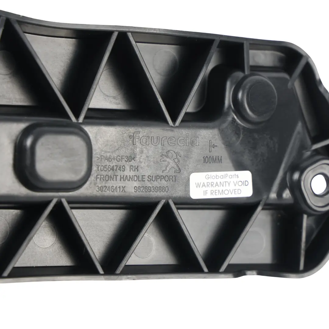 Soporte Montaje Manija Delantera Derecha para Peugeot 208 con número de pieza 9826939880 Peugeot 208 Soporte Montaje Manija Delantera Derecha - SKU 9826939880 - Número de pieza 9826939880