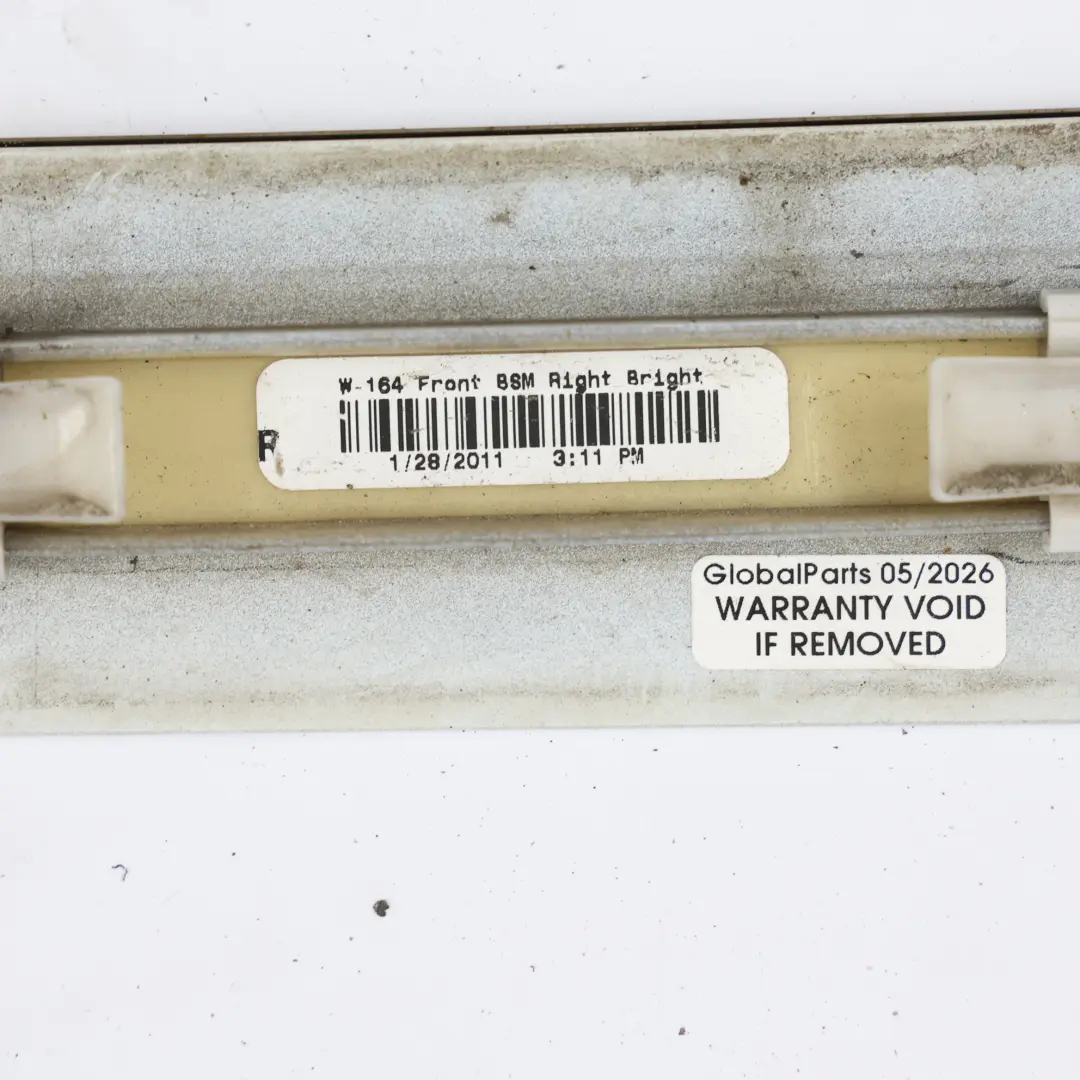 Baguette Moulure Porte Avant Droite Blanc Diamant Métallisé 799 pour Mercedes ML W164 à propos du numéro de pièce A1646905262 Mercedes ML W164 Baguette Moulure Porte Avant Droite Blanc Diamant Métallisé 799 - SKU A1646905262-DWM - Numéro de pièce A1646905262