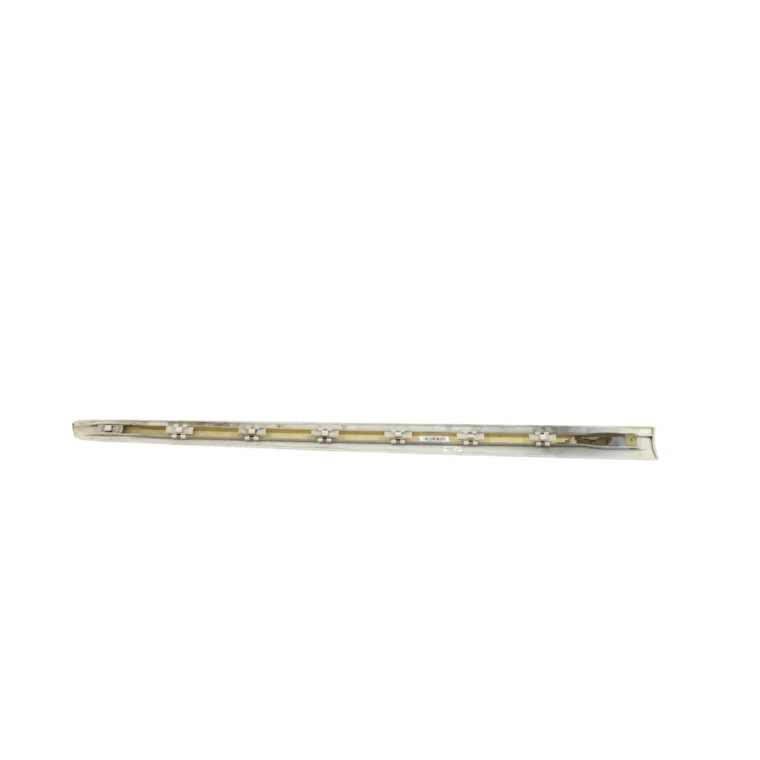 Baguette Moulure Porte Avant Droite Blanc Diamant Métallisé 799 pour Mercedes ML W164 à propos du numéro de pièce A1646905262 Mercedes ML W164 Baguette Moulure Porte Avant Droite Blanc Diamant Métallisé 799 - SKU A1646905262-DWM - Numéro de pièce A1646905262