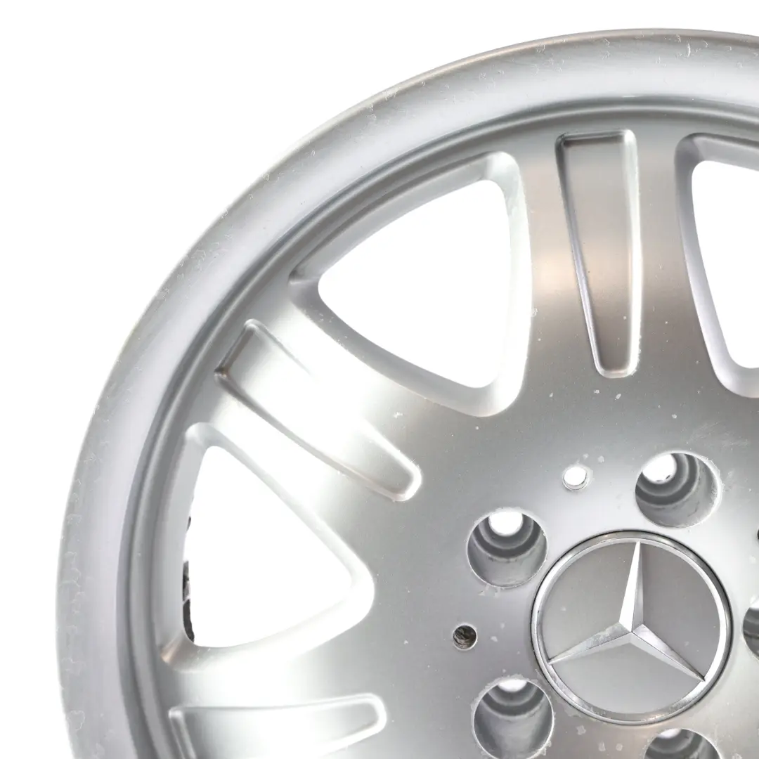 Silberne Leichtmetallfelge 16" 7J ET:34 7-Loch für Mercedes R171 mit Teilenummer A1714010902 Mercedes R171 Silberne Leichtmetallfelge 16" 7J ET:34 7-Loch - SKU A1714010902-1 - Teilenummer A1714010902