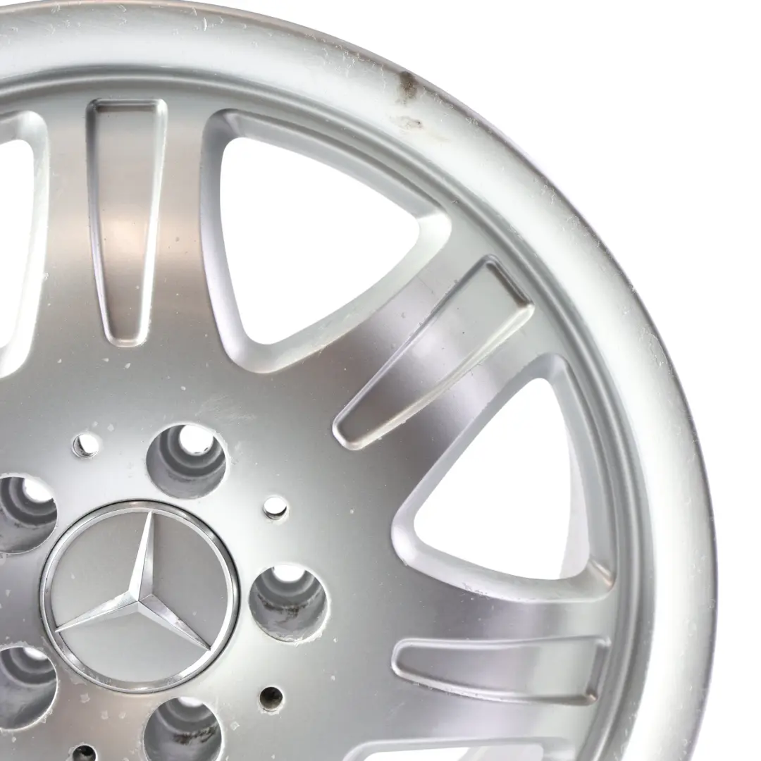 Cerchio in lega argento 16" 7J ET:34 7 fori per Mercedes R171 con numero di parte A1714010902 Mercedes R171 Cerchio in lega argento 16" 7J ET:34 7 fori - SKU A1714010902-1 - Numero di parte A1714010902