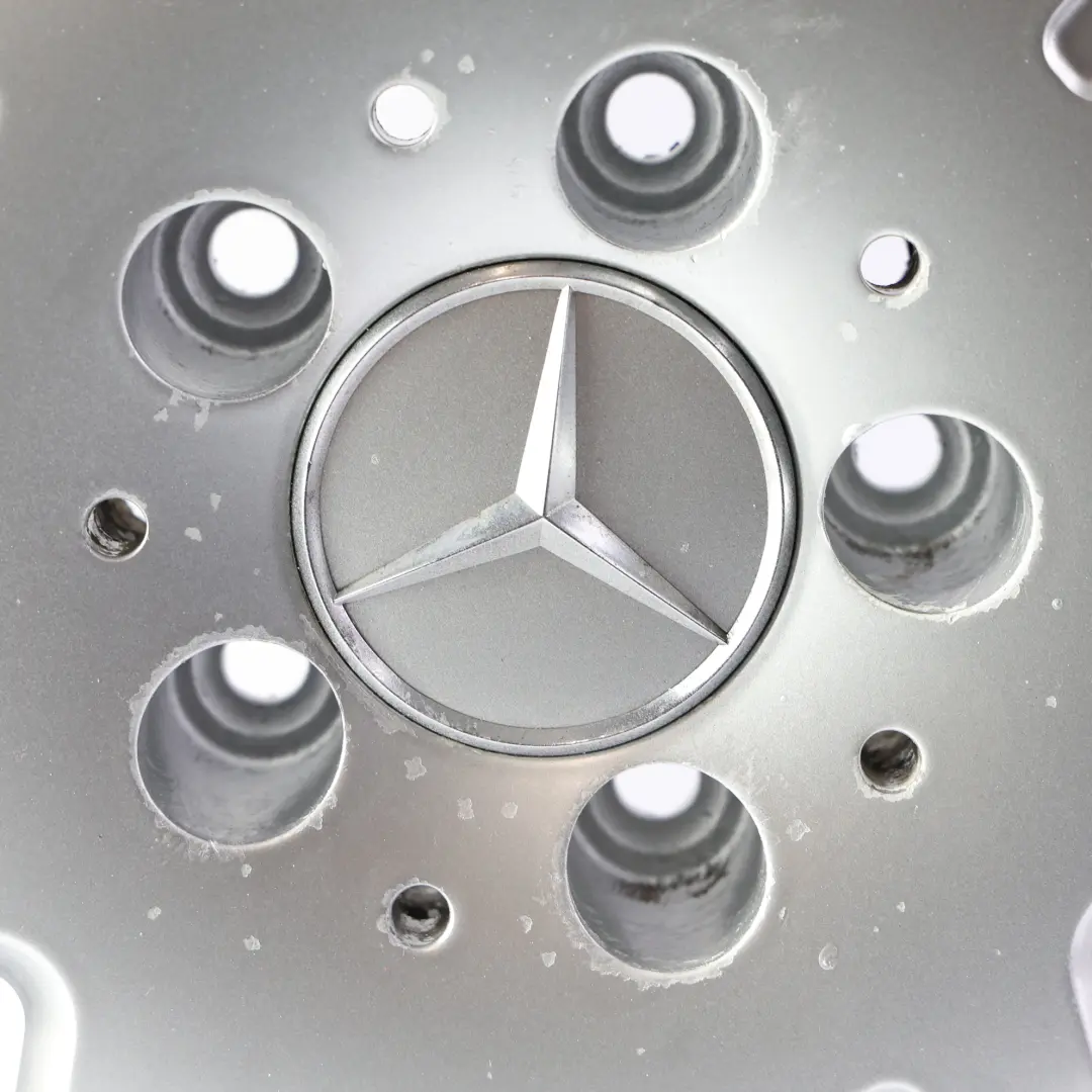 Silberne Leichtmetallfelge 16" 7J ET:34 7-Loch für Mercedes R171 mit Teilenummer A1714010902 Mercedes R171 Silberne Leichtmetallfelge 16" 7J ET:34 7-Loch - SKU A1714010902-1 - Teilenummer A1714010902