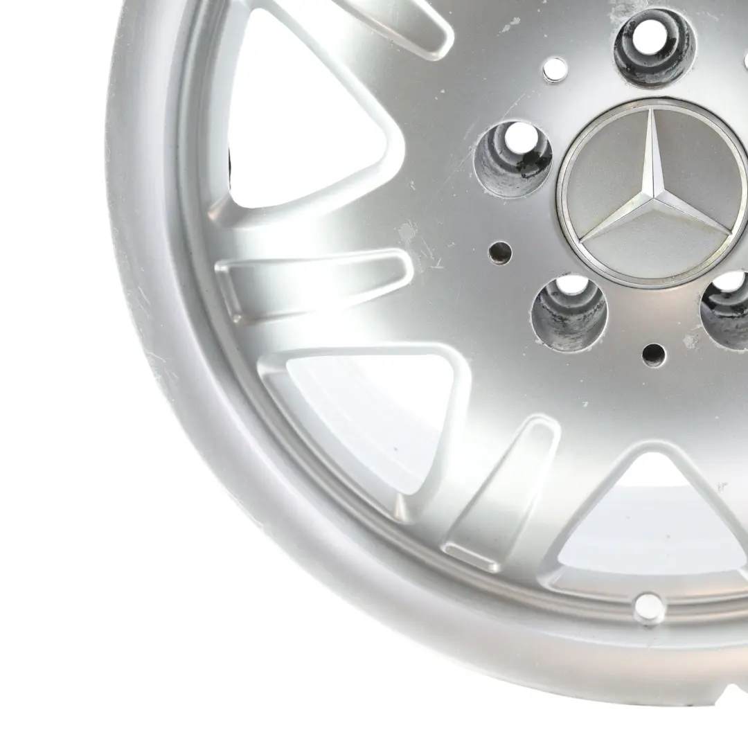 Silberne Leichtmetallfelge 16" 7J ET:34 7-Loch für Mercedes R171 mit Teilenummer A1714010902 Mercedes R171 Silberne Leichtmetallfelge 16" 7J ET:34 7-Loch - SKU A1714010902-2 - Teilenummer A1714010902