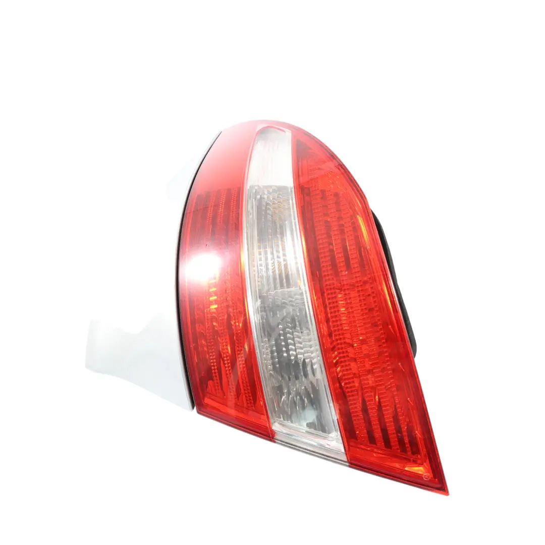 Luz Trasera Piloto Derecho Plata Iridio 775 para Mercedes CL203 con número de pieza A2038204864 Mercedes CL203 Luz Trasera Piloto Derecho Plata Iridio 775 - SKU A2038204864-IRS - Número de pieza A2038204864