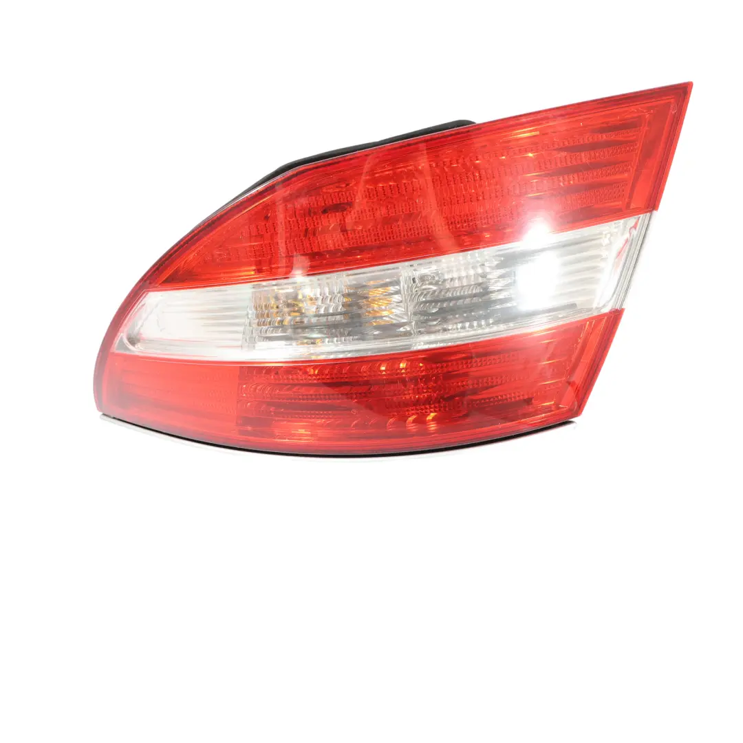 Luz Trasera Piloto Derecho Plata Iridio 775 para Mercedes CL203 con número de pieza A2038204864 Mercedes CL203 Luz Trasera Piloto Derecho Plata Iridio 775 - SKU A2038204864-IRS - Número de pieza A2038204864