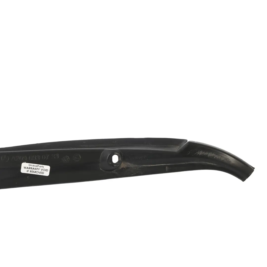 Mercedes A209 Couvercle Évacuation Eau Hayon Coffre Gauche - SKU A2096930733 - Numéro de pièce A2096930733