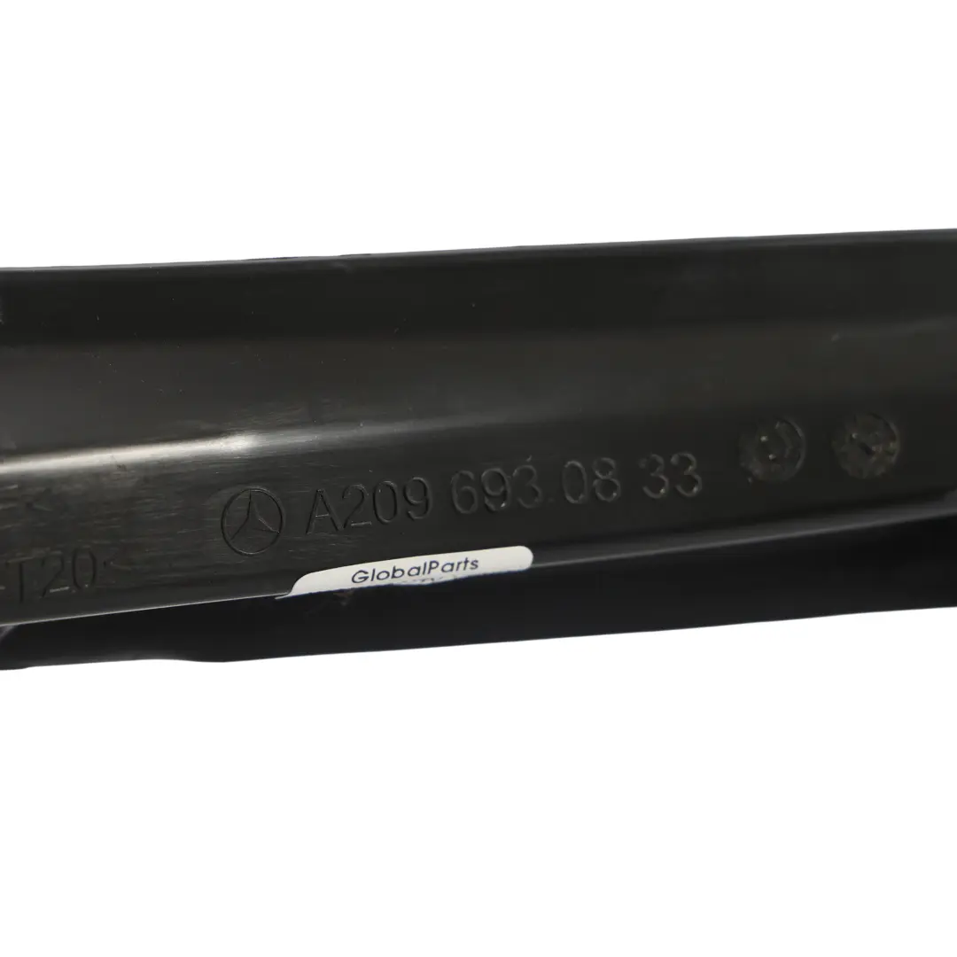 Copertura Scarico Acqua Portellone Bagagliaio Destra per Mercedes A209 con numero di parte A2096930833 Mercedes A209 Copertura Scarico Acqua Portellone Bagagliaio Destra - SKU A2096930833 - Numero di parte A2096930833