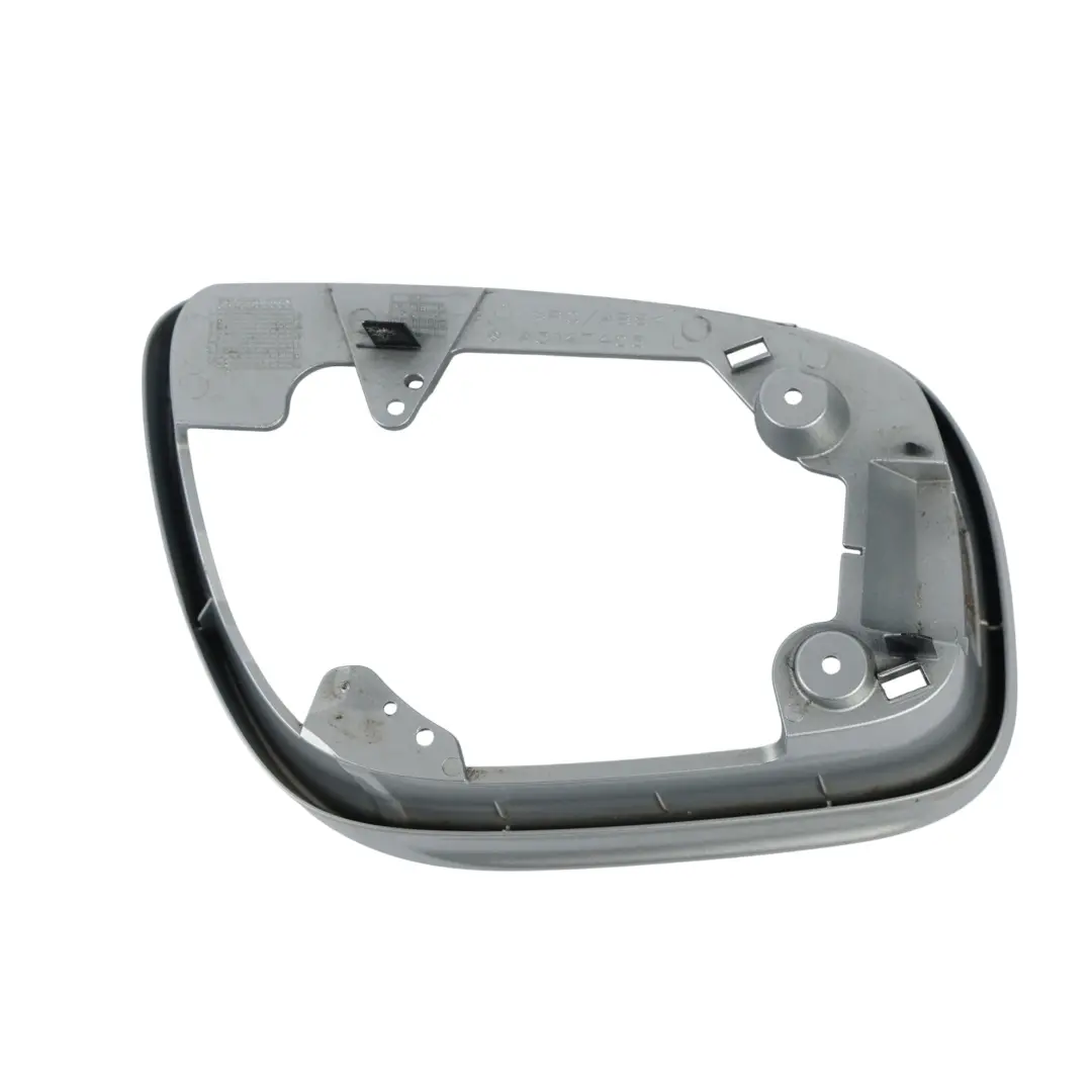 Ramka Lusterka Bocznego Lewa Srebrna Irydowa Metaliczna 775 do Mercedes W211 o numerze A2118110321 Mercedes W211 Ramka Lusterka Bocznego Lewa Srebrna Irydowa Metaliczna 775 - SKU A2118110321-IRS - Numer Części A2118110321