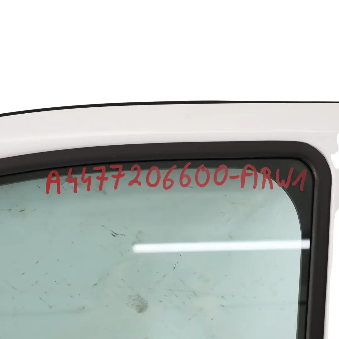 Puerta Delantera Izquierda Blanco Ártico - 9147 para Mercedes W447 con número de pieza A4477206600 Mercedes W447 Puerta Delantera Izquierda Blanco Ártico - 9147 - SKU A4477206600-ARW1 - Número de pieza A4477206600