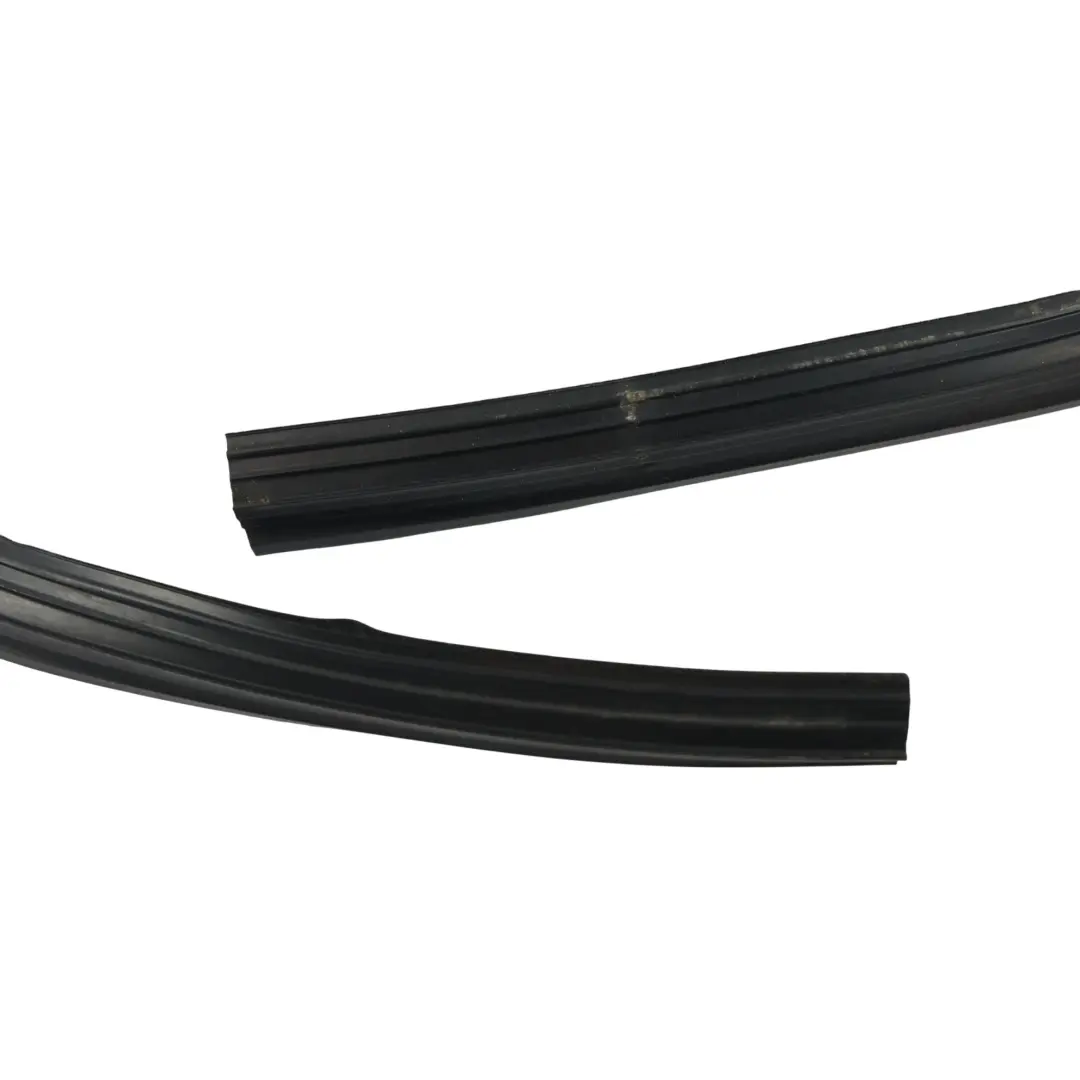 Heckscheibe Dichtung Hinten Links für Land Rover Discovery 3 L319 mit Teilenummer CGE000452 Land Rover Discovery 3 L319 Heckscheibe Dichtung Hinten Links - SKU CGE000452 - Teilenummer CGE000452