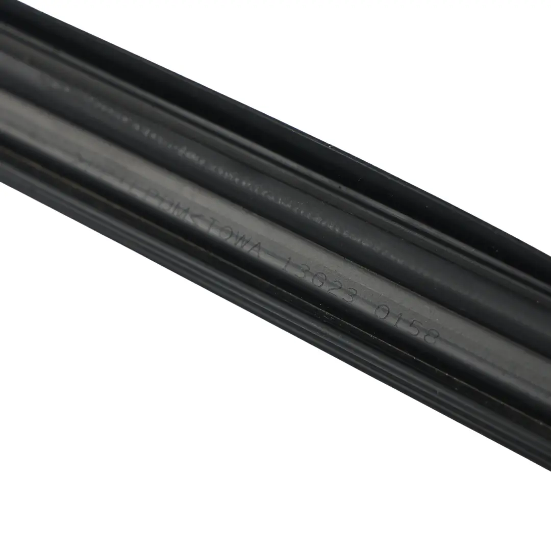 Mazda 6 GJ Uszczelka Drzwi Gumowa Przednia Prawa GHP958821B - SKU GHP9-58-821B - Numer Części GHP9-58-821B