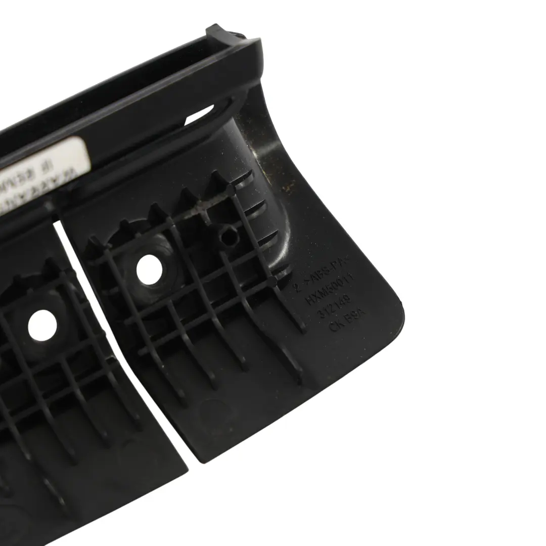 Guida Cintura Sicurezza Centrale Post per Land Rover Discovery 3 L319 con numero di parte HXM50011 Land Rover Discovery 3 L319 Guida Cintura Sicurezza Centrale Post - SKU HXM50011 - Numero di parte HXM50011