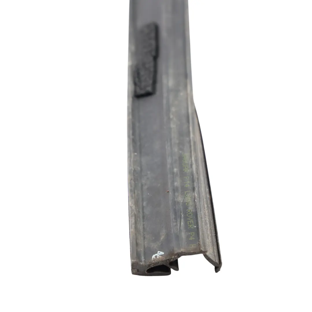 Guarnizione Telaio Finestrino Porta Post Sinistra per Range Rover L538 con numero di parte LR040927 Range Rover L538 Guarnizione Telaio Finestrino Porta Post Sinistra - SKU LR040927-1 - Numero di parte LR040927